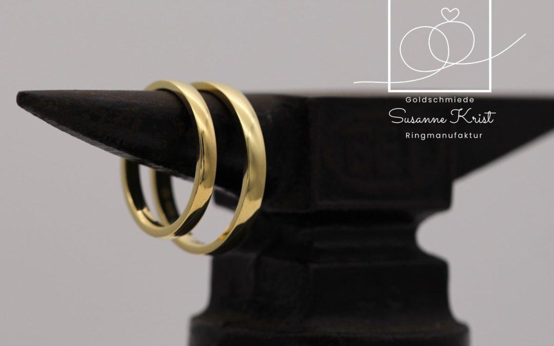 Dünne Trauringe aus Gold, selbstgeschmiedet im Trauringkurs.