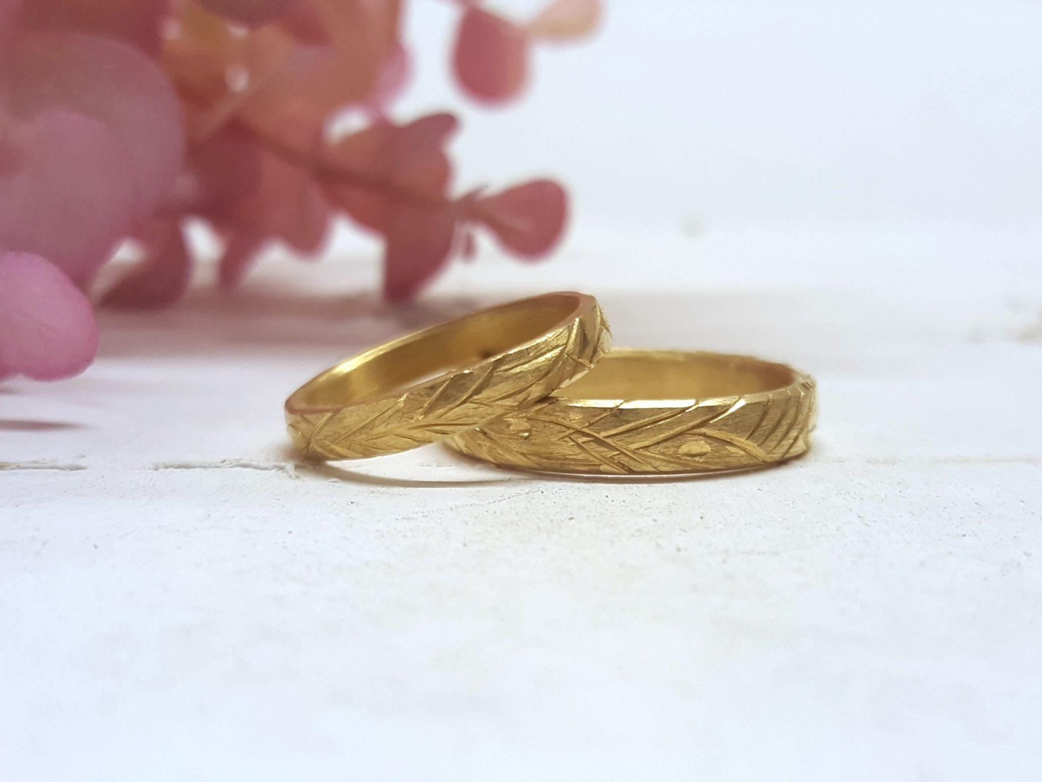 Nachhaltige dünne Trauringe mit floraler Oberfläche Sanddorn 900 Gold