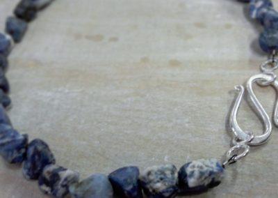 Sodalithkette aus Rohsteinen mit Silberverschluss.