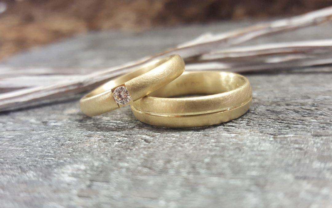 Eheringe aus Gold mit Stein und Rille