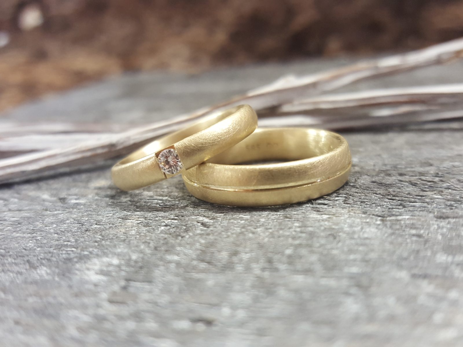 Eheringe aus Gold mit Stein und Rille