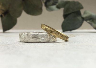 Eheringe mit Astmaserung in Cremeweissgold und Gold mit Sanddornmuster