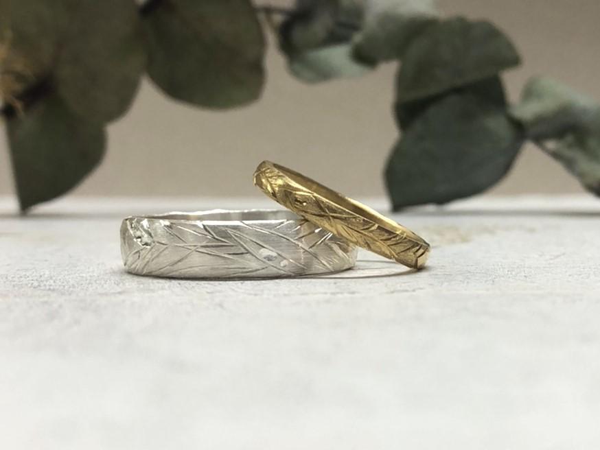 Eheringe mit Astmaserung in Cremeweissgold und Gold mit Sanddornmuster