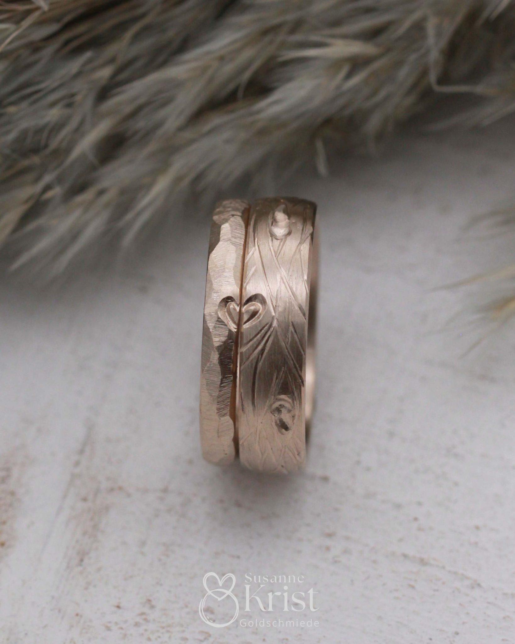 Eheringe mit Herz in Weissgold bzw. Sandgold im Sanddorn Fels Muster. Eheringe mit Herz in Weissgold bzw. Sandgold im Sanddorn Fels Muster.