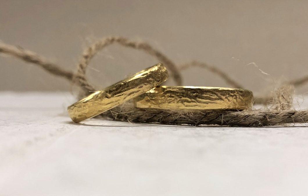 Gelbe Eheringe mit zerklüfteter Optik im Walnussmuster