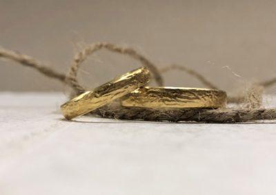 Gelbe Eheringe mit zerklüfteter Optik im Walnussmuster