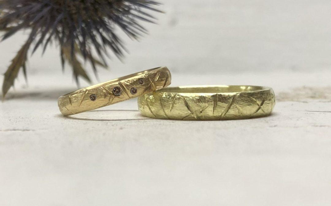 750 Goldring mit braunen Brillanten und 585 Goldring Kerbholzmuster