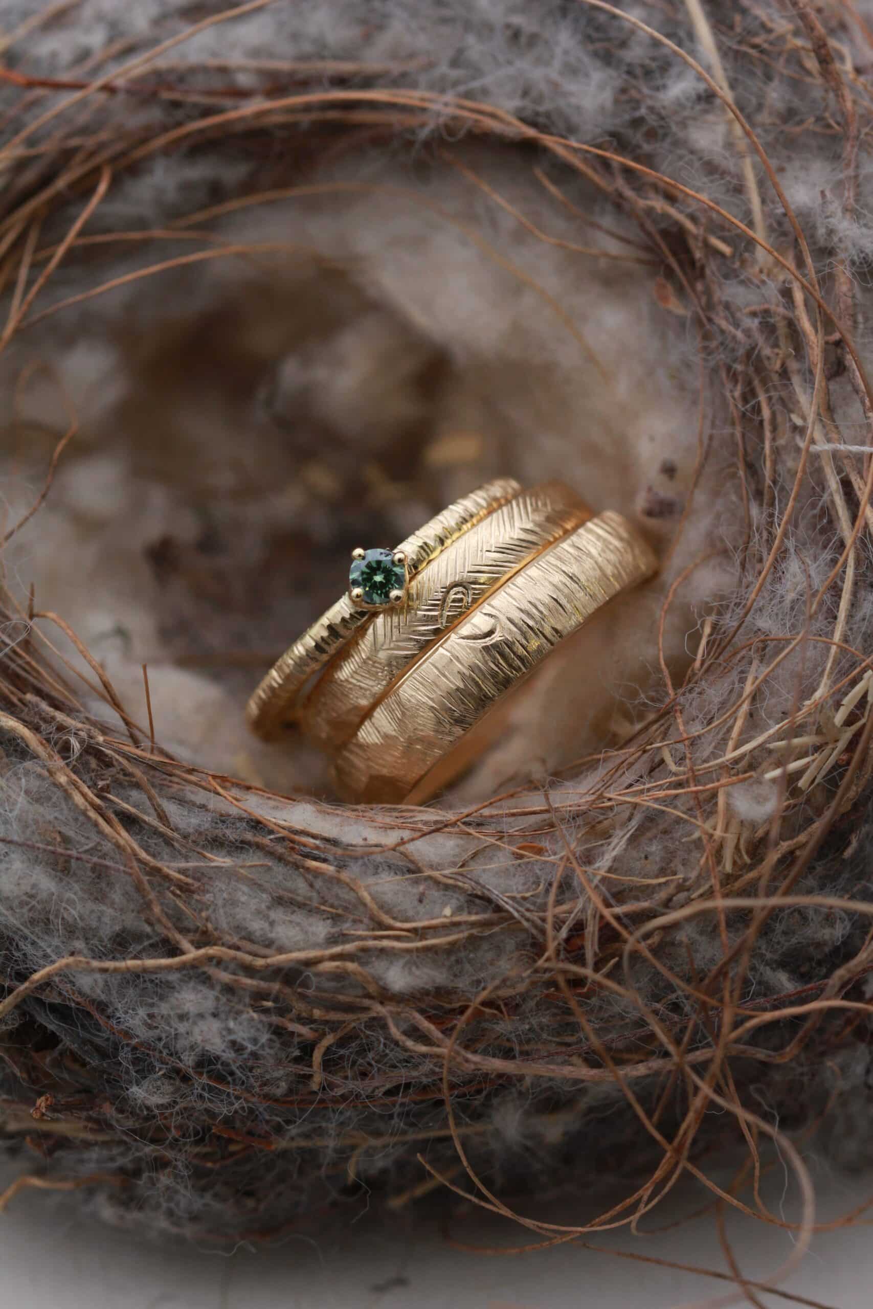 Eheringe vom Goldschmied mit Natur Verlobungsring mit grünem Stein und Herz