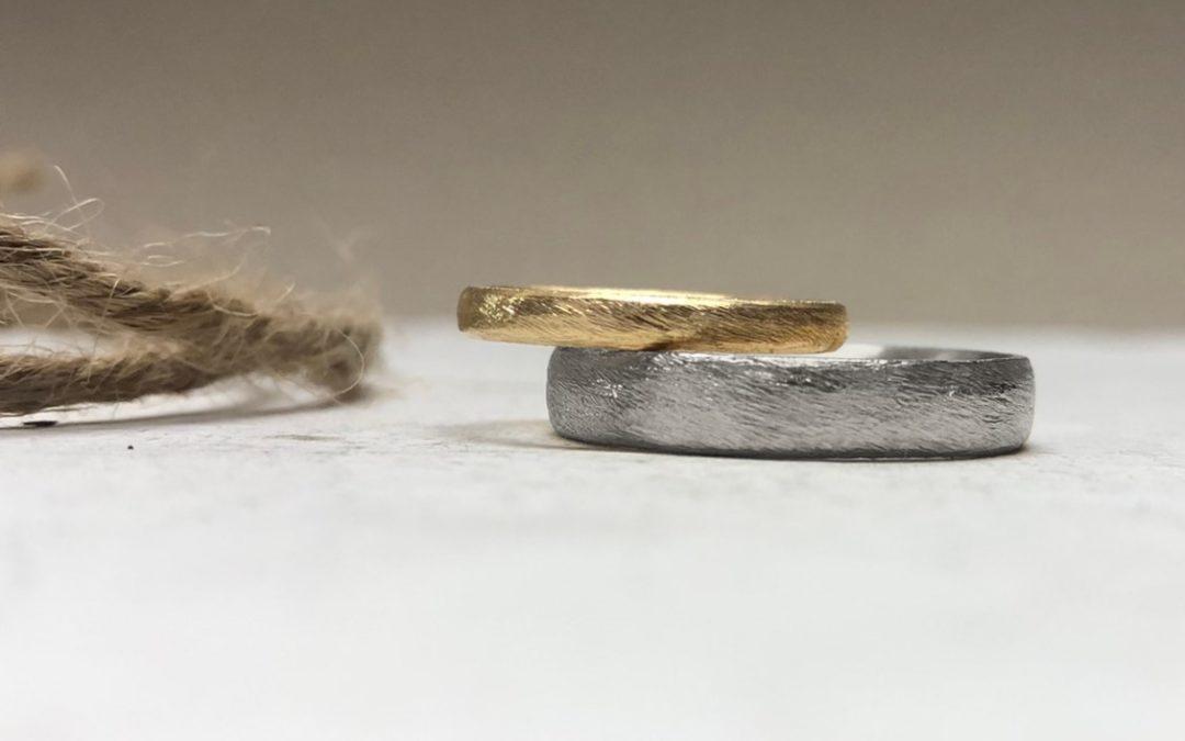 Unterschiedlichfarbige Eheringkombi: Gold und Weissgold bzw. Platin im Dünemuster