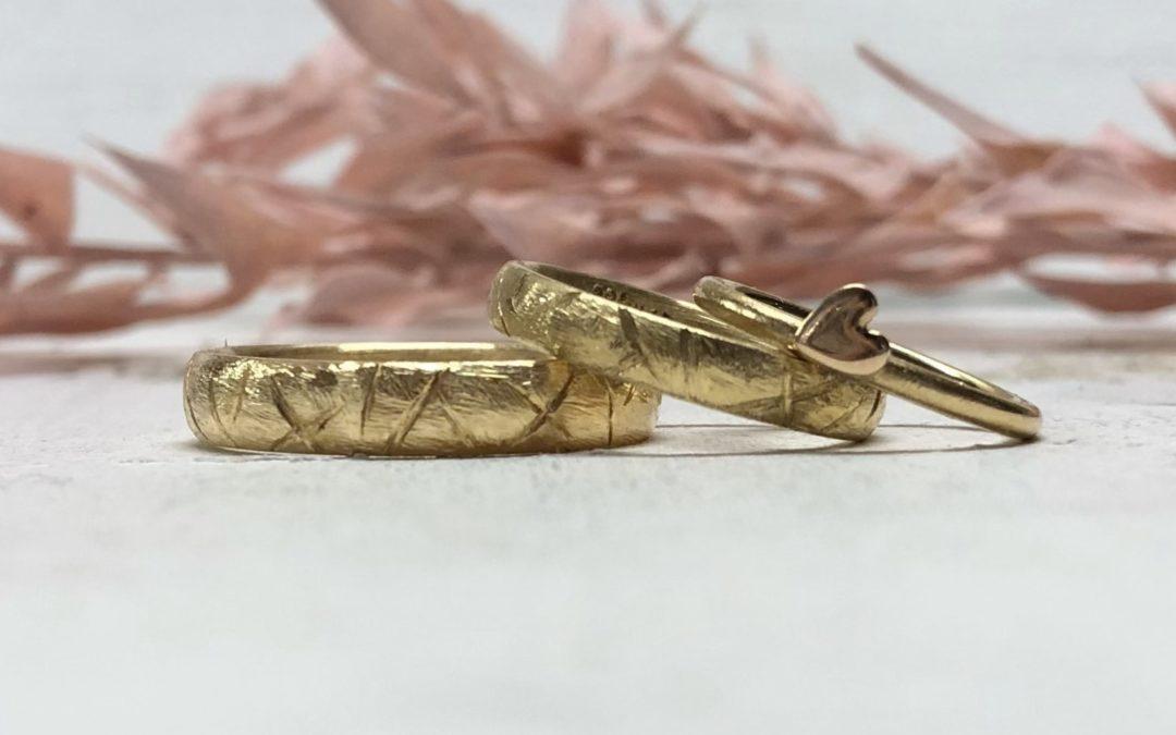 Eingefeilte Eheringe mit Einschnitten 750 Rose und 750 Gelb mit Vorsteckring Kerbholz