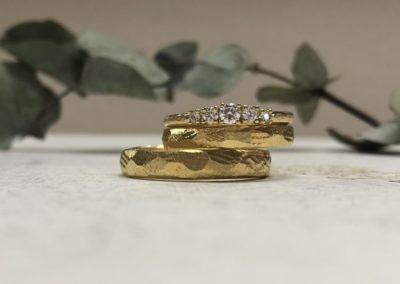 Facetteneheringe mit Hammerschlag in Gold. Felsmuster.