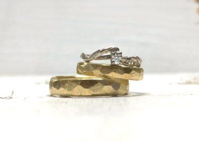 900 Goldeheringe mit Hammerschlagfacetten Felsmuster und floralem Verlobungsring
