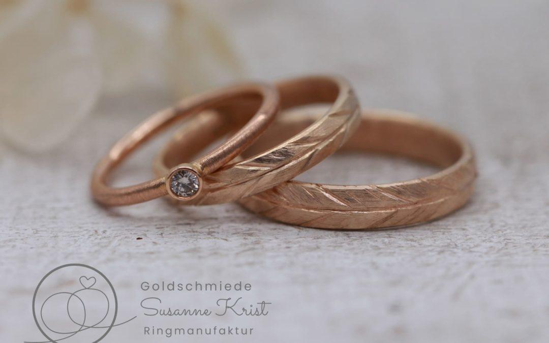 Feder Ringe aus Rotgold mit Vorsteckring dazu.