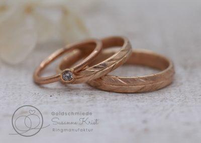 Feder Ringe aus Rotgold mit Vorsteckring dazu.