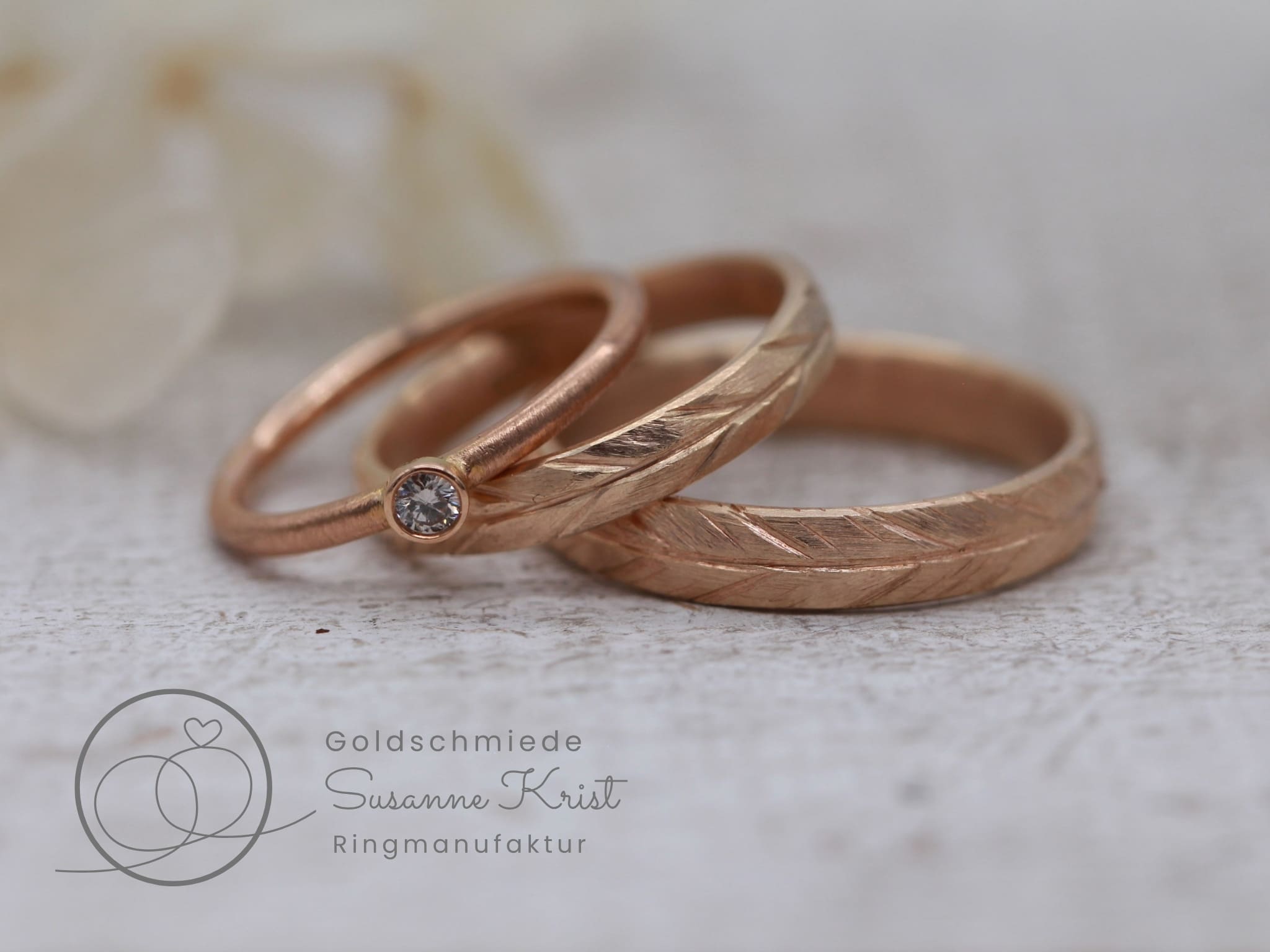 Feder Ringe aus Rotgold mit Vorsteckring dazu.