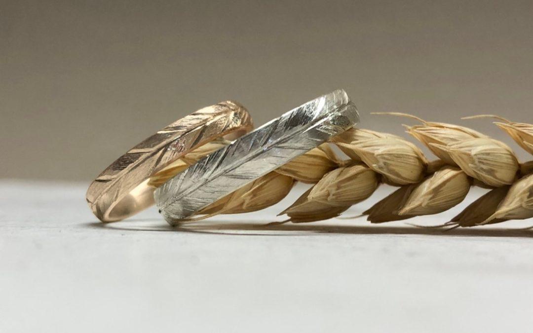 Federeheringe in Rosegold und Weissgold Platin mit Federmuster