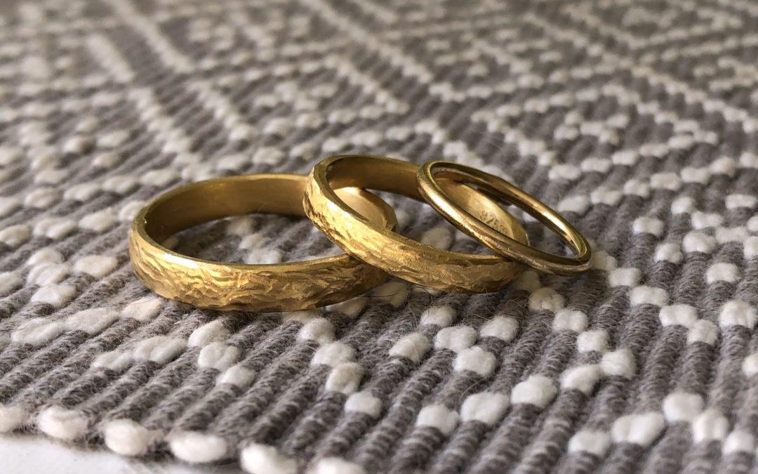 Fein gemaserte Eheringe mit rundem Verlobungsring aus Gold Wolkemuster