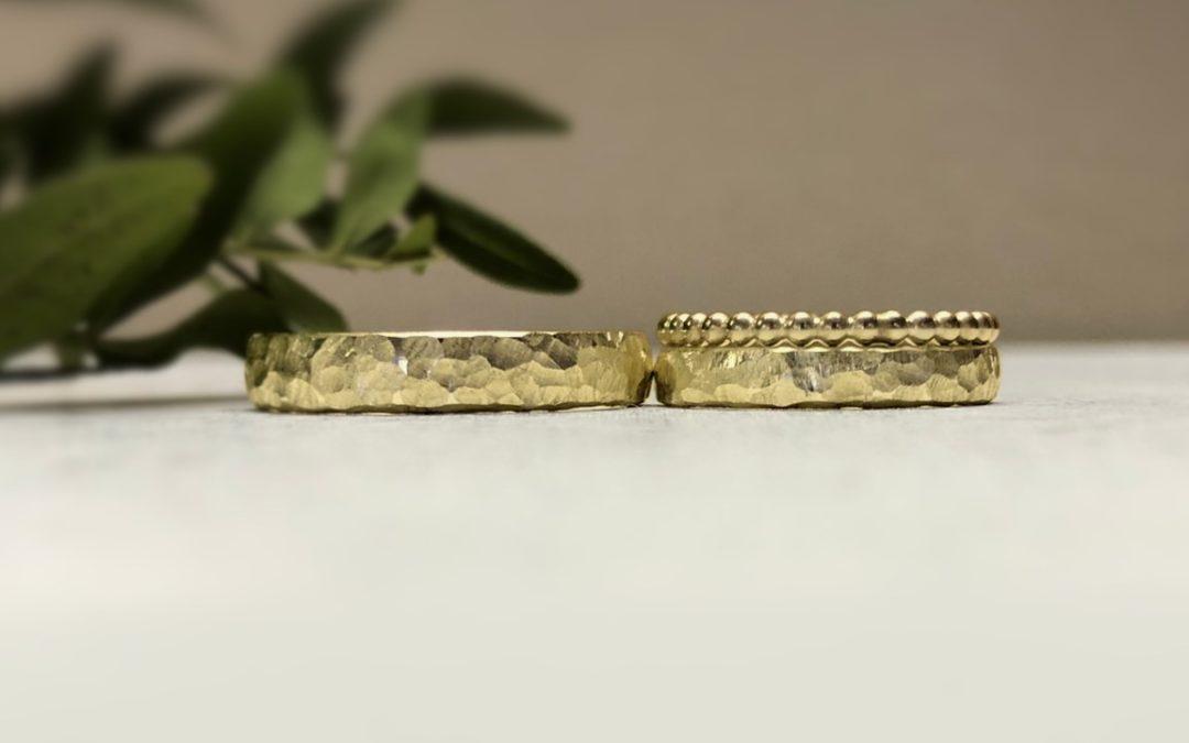 Feine Hammerschlagringe in Gold mit Grübchenstruktur und Kugelring