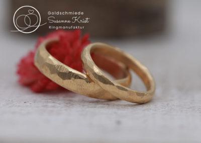 Felsmuster Trauringe aus Gold.