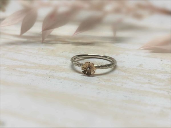 Verlobungsring mit Blume "Chrysante"