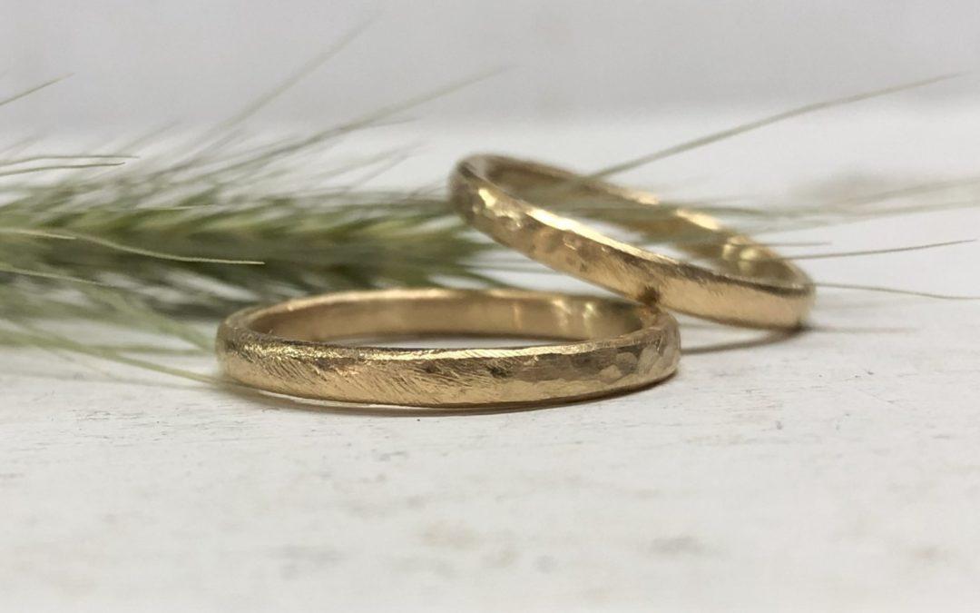 Ganz schmale Goldringe mit Kugelhammerschlag und Düne Mustermix