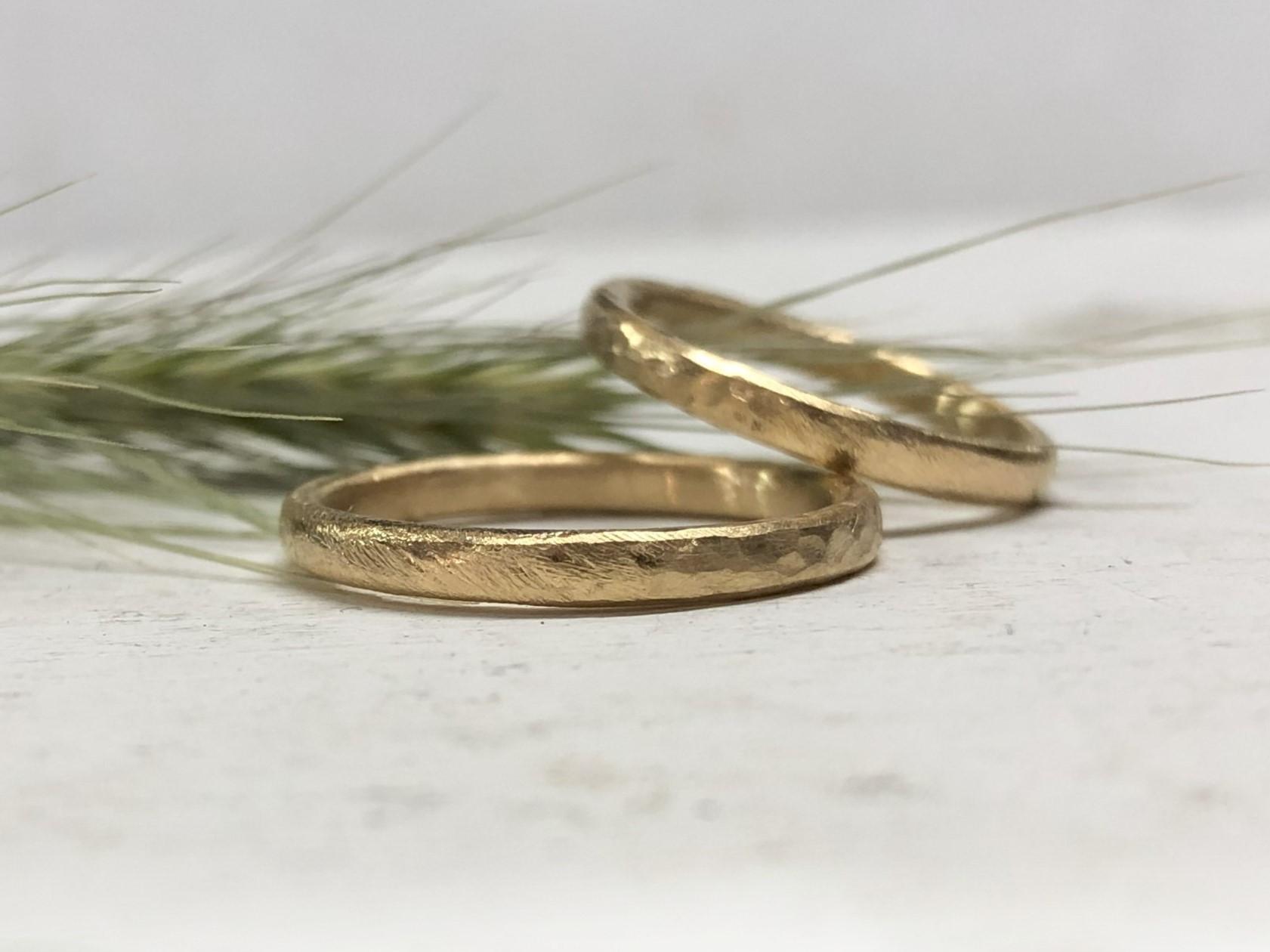 Ganz schmale Goldringe mit Kugelhammerschlag und Düne Mustermix
