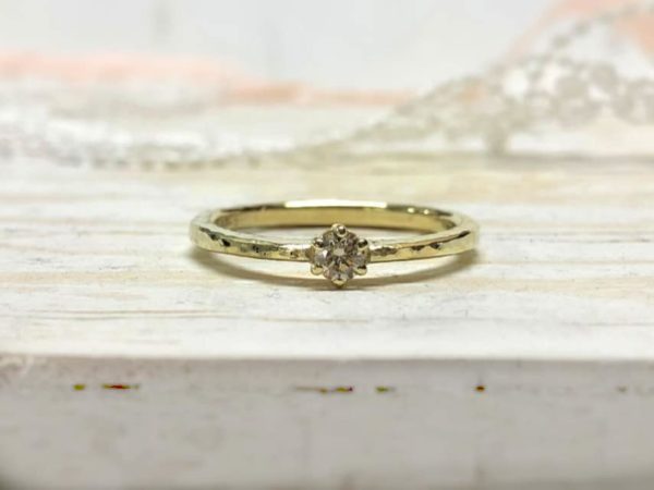 Gehämmerter Verlobungsring mit großem Stein Solea