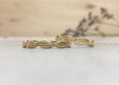 Schmale Blatteheringe aus Gold mit floralem Muster