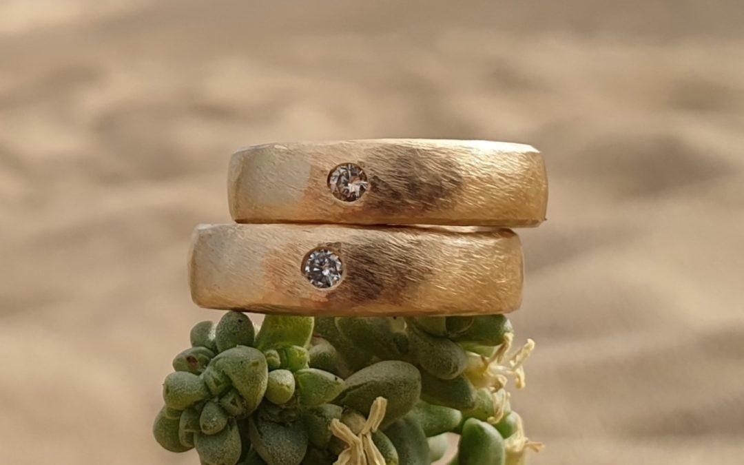 Eheringe für Gaypaar in Gold mit Diamanten und Dünemuster