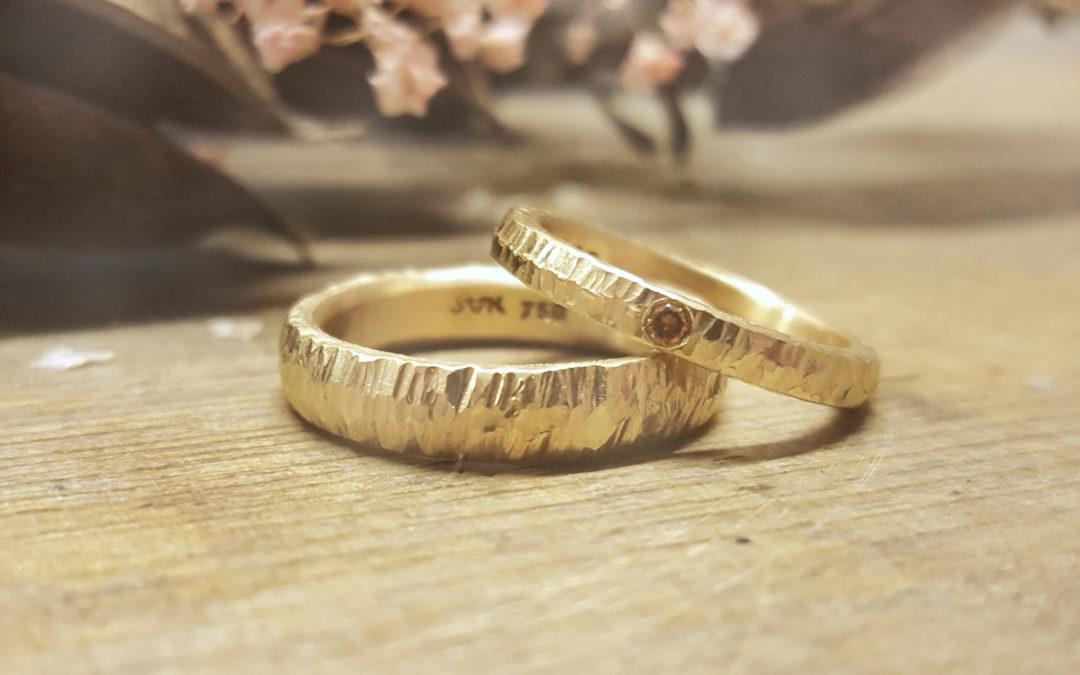 Breiter Männerring und schmaler Frauenring mit Stein in Baumrindemuster Gold