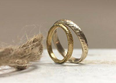 Blattartige Trauringe in Gold und Weissgold mit Riffeln