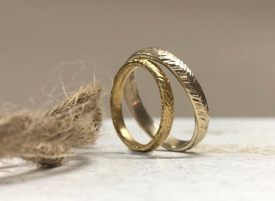 Blattartige Trauringe in Gold und Weissgold mit Riffeln