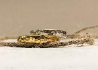 Gelber und weisser Trauring mit Hammerschlag Kugelmuster