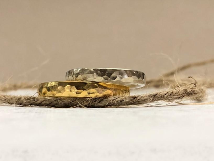Gelber und weisser Trauring mit Hammerschlag Kugelmuster