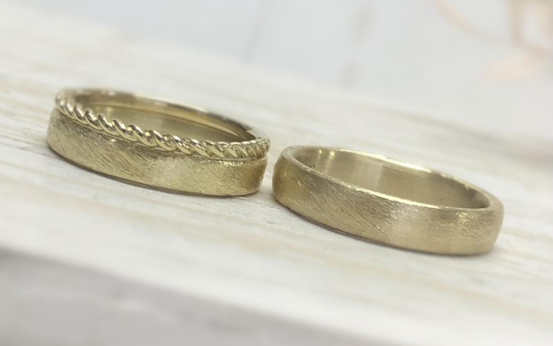 Gelbes Ringset mit Kordelring in Dünemuster