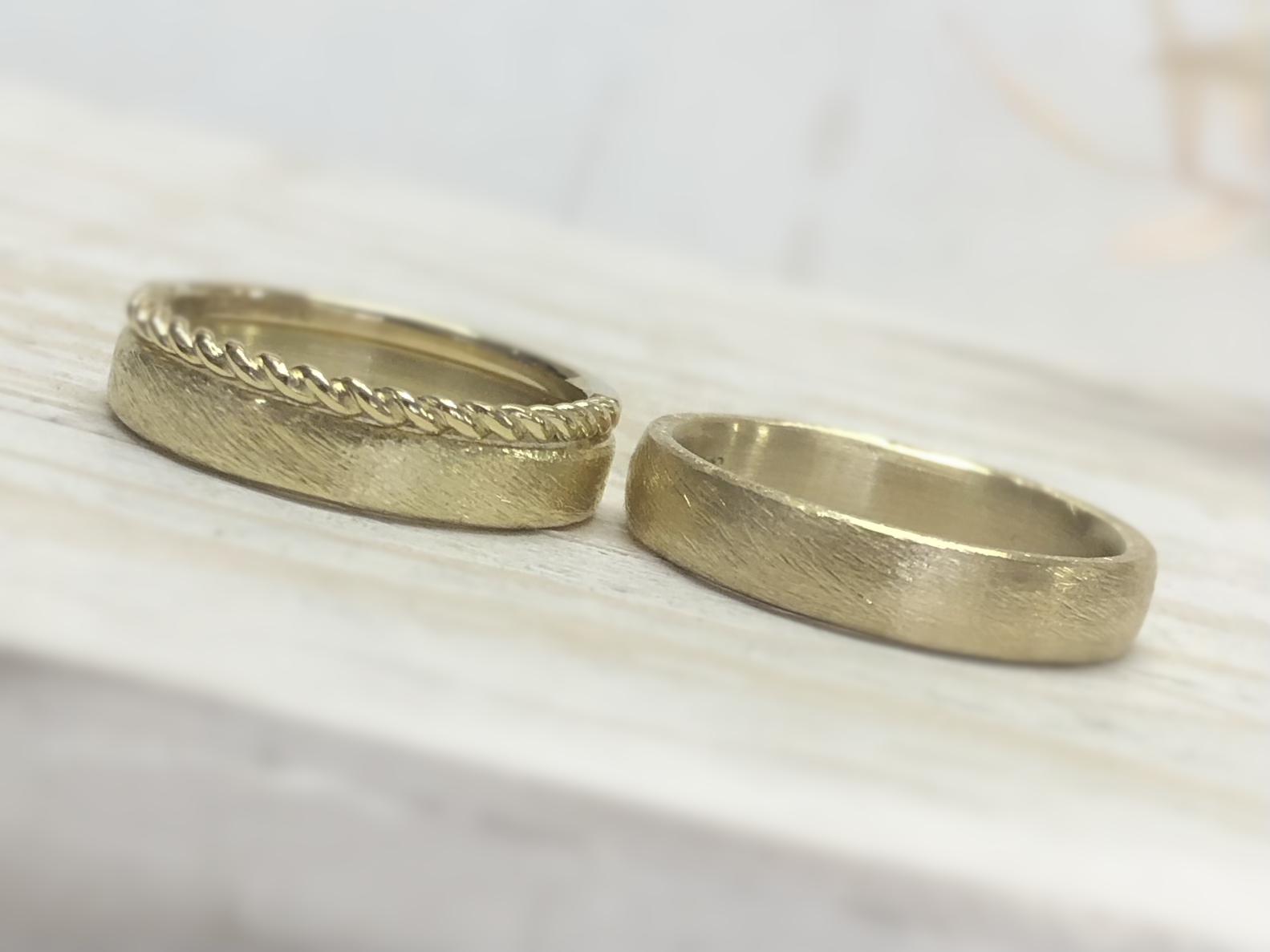 Gelbes Ringset mit Kordelring in Dünemuster