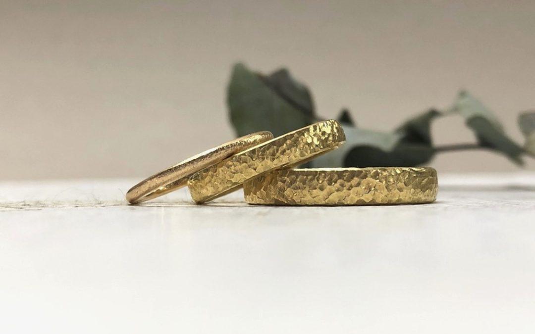 Gepunktete Eheringe in Gold mit gehämmerter Tüpfeloberfläche und Vorsteckring