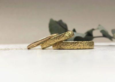 Gepunktete Eheringe in Gold mit gehämmerter Tüpfeloberfläche und Vorsteckring