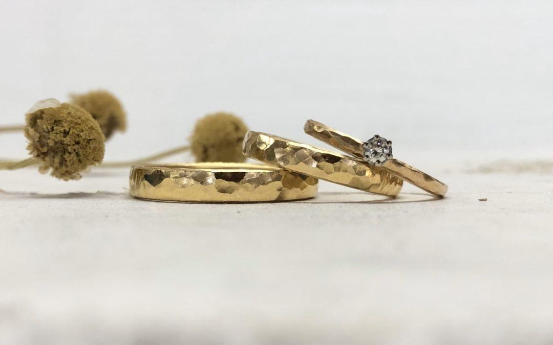 Geschlagene Ringe mit Kugelhammerschlag und Verlobungsring