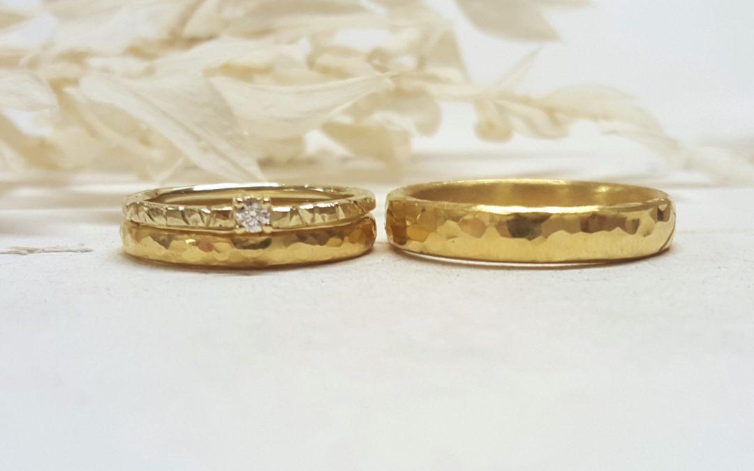 Geschmiedete Eheringe mit Kugelhammerschlag und Vorsteckring in Gold