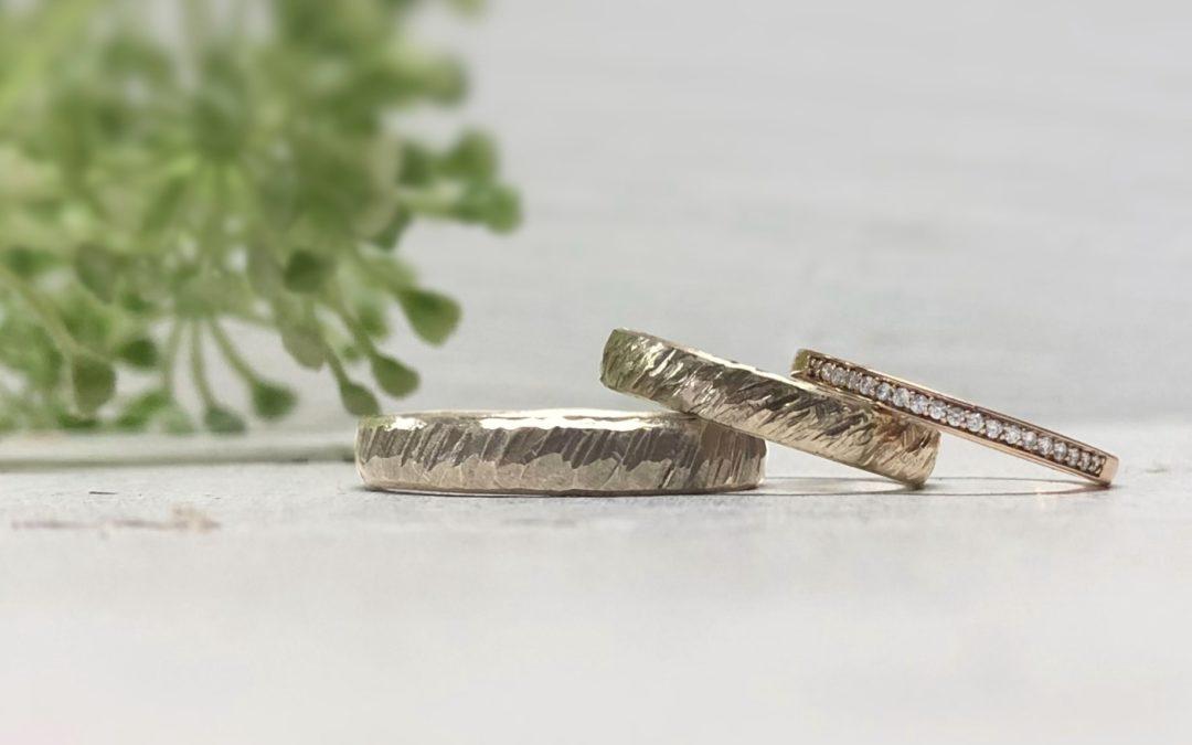Geschmiedete Haselnussgold bzw. bräunliche Sandgoldringe mit diagonalem Muster und Memoirering.