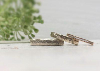 Geschmiedete Haselnussgold bzw. bräunliche Sandgoldringe mit diagonalem Muster und Memoirering.