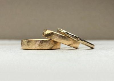 Dünemuster: Klassische Goldringe mit Mattierung und Herzring