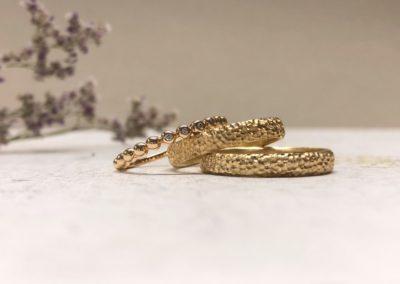 Getüpfelte Ringe, handgeschmiedet in Gold mit Tüpfelmuster und Rotgold Kugelring