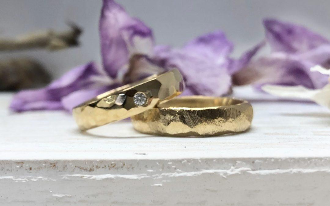 Glänzender Hammerschlagring mit Stein und Felsenring in Gold