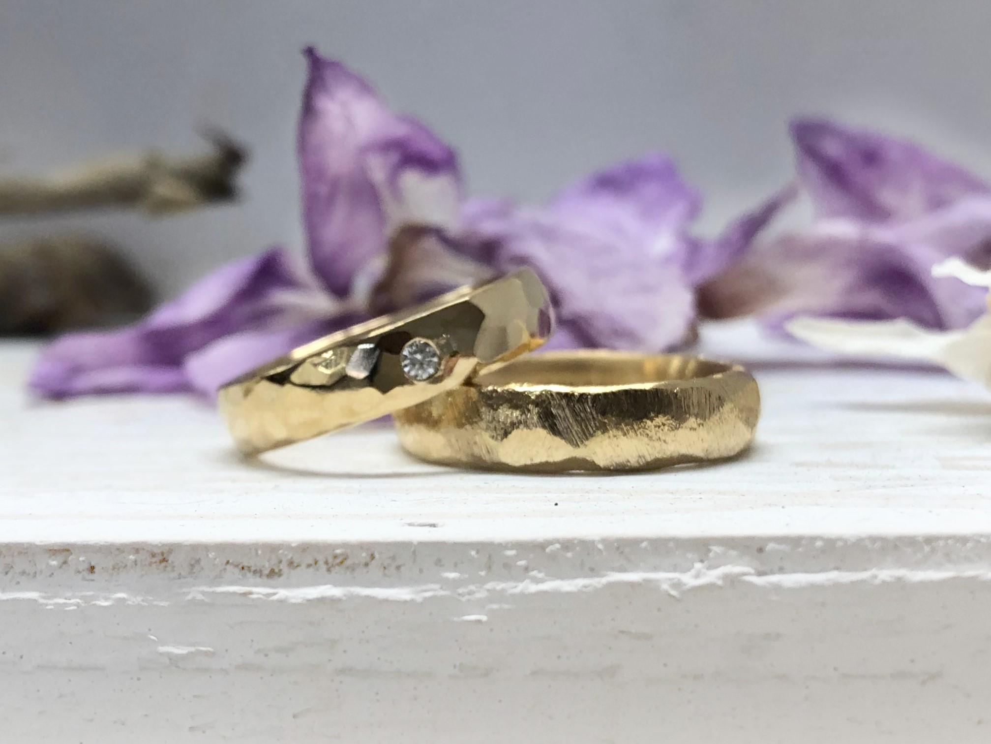 Glänzender Hammerschlagring mit Stein und Felsenring in Gold