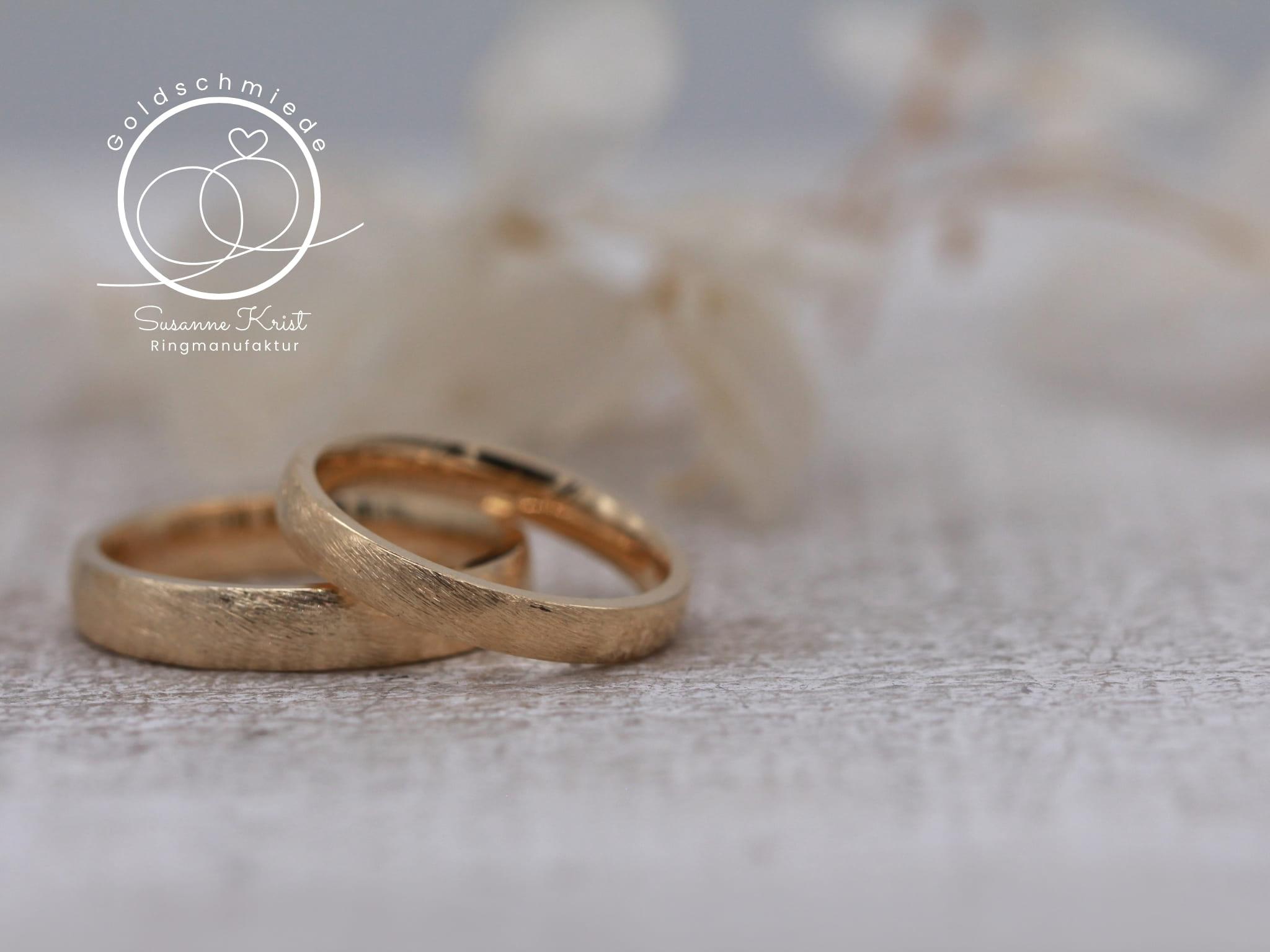 Glatte Goldringe mit Mattierung namens Düne.