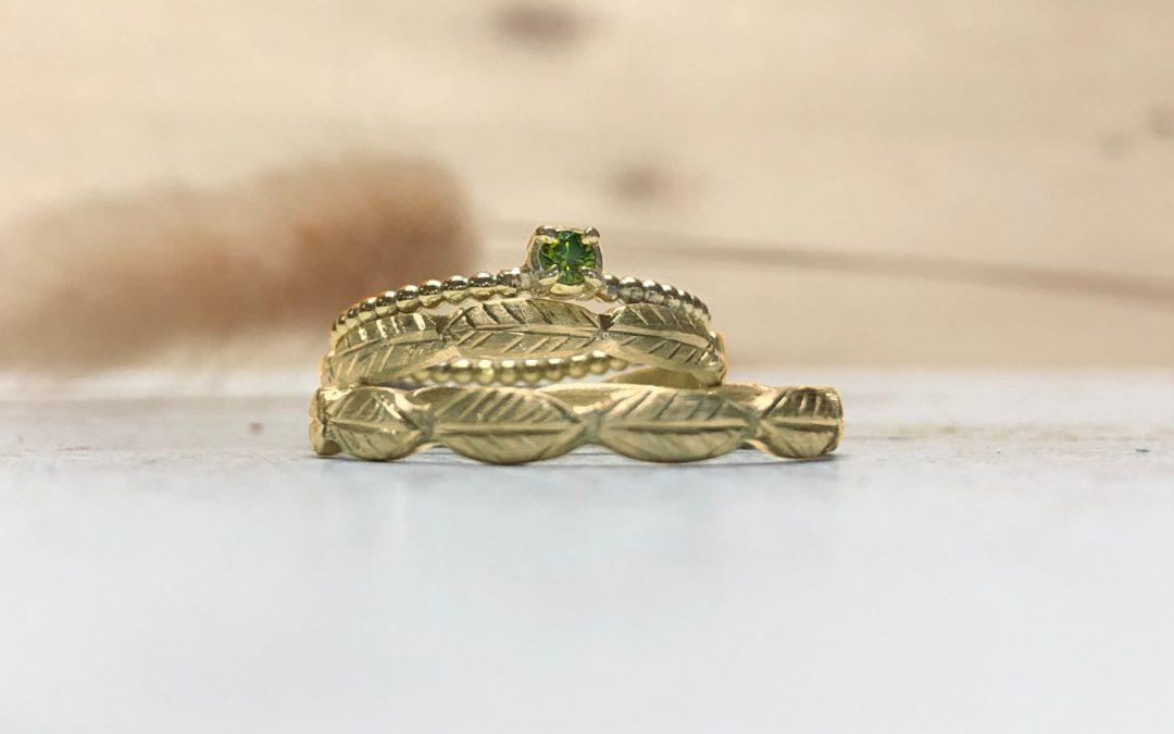Blattartige Eheringe mit Vorsteckring Hilarita mit grünem Stein aus Gold