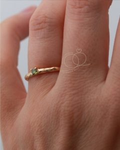 Goldring grüner Stein Olivi an der Hand