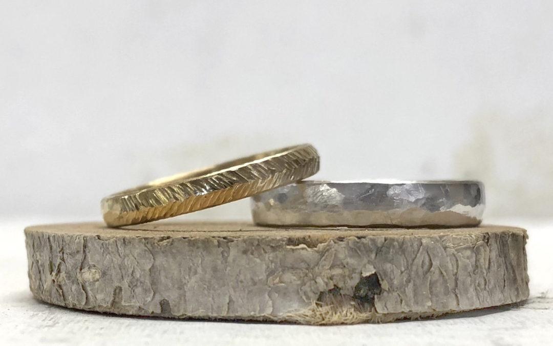 Goldring mit Federmuster geschmiedet und Herrenring mit Hammerschlag